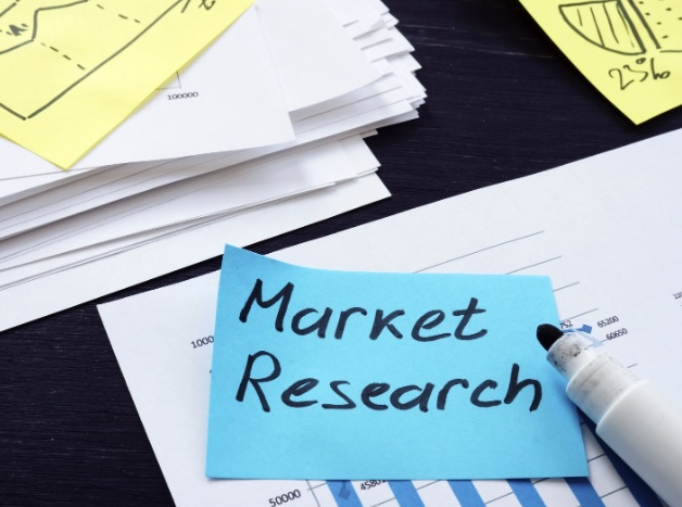 Blue sticky note with market research